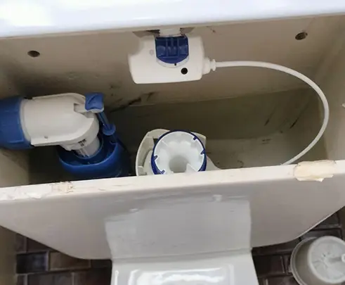 Intérieur de réservoir de WC